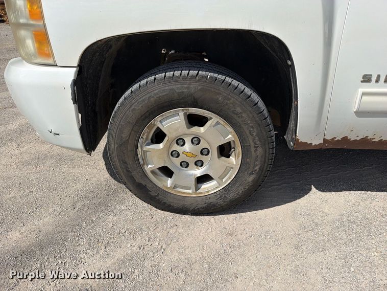 image for item EO8764 2011 Chevrolet Silverado 1500 Ext. Cab pickup truck