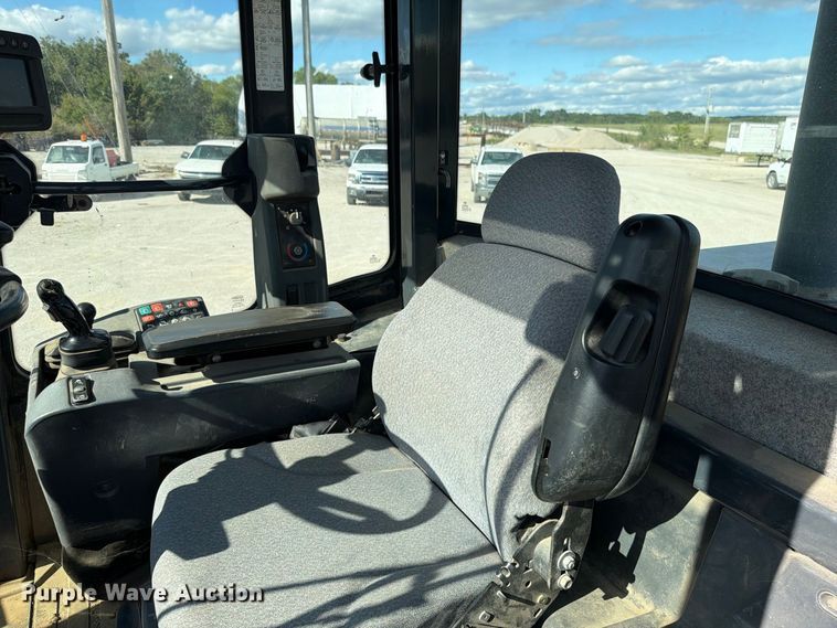 image for item EO8767 2010 John Deere 544K wheel loader