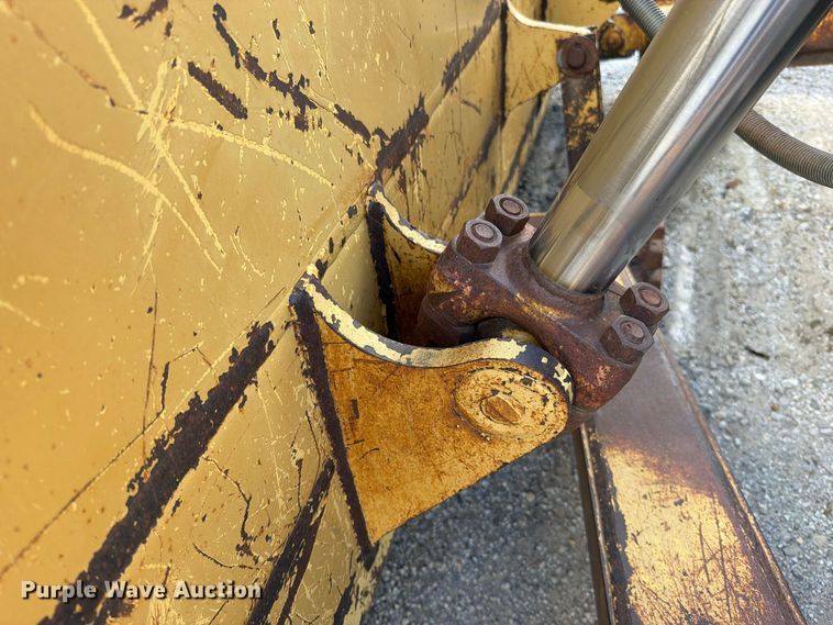 image for item EO8768 1994 Caterpillar D6H dozer