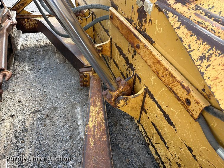 image for item EO8768 1994 Caterpillar D6H dozer