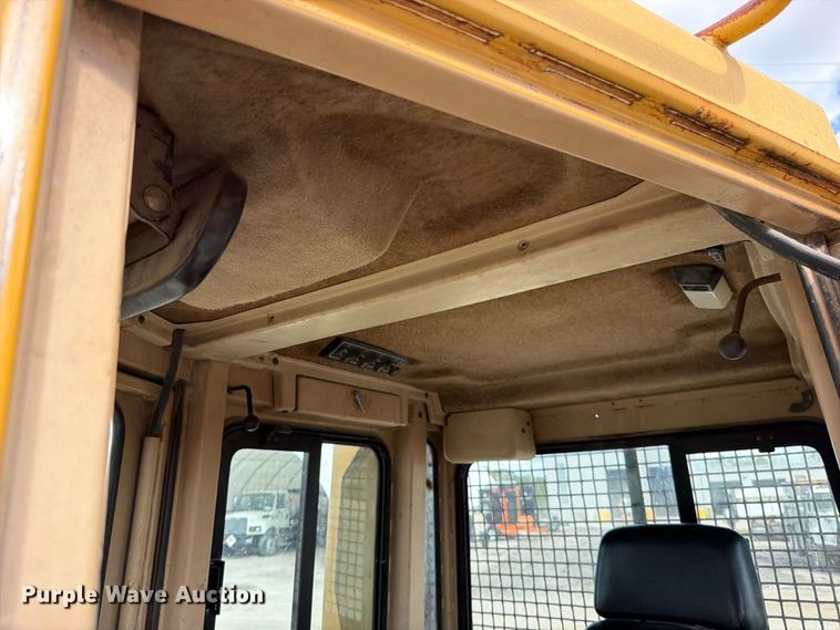 image for item EO8768 1994 Caterpillar D6H dozer