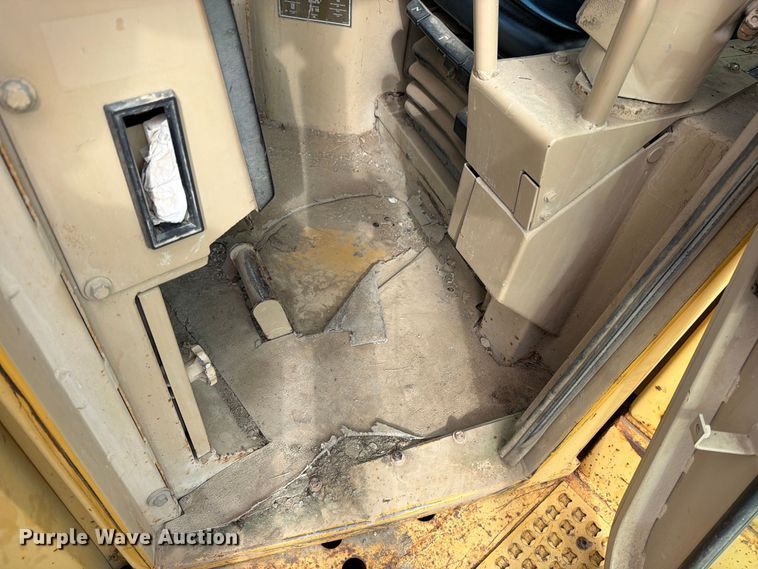 image for item EO8768 1994 Caterpillar D6H dozer