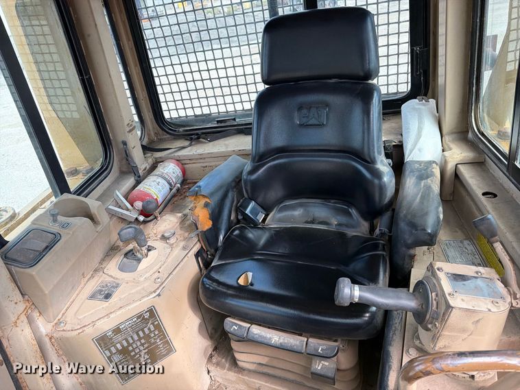 image for item EO8768 1994 Caterpillar D6H dozer