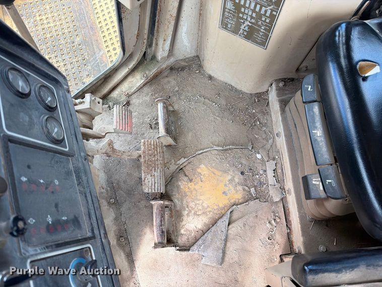 image for item EO8768 1994 Caterpillar D6H dozer
