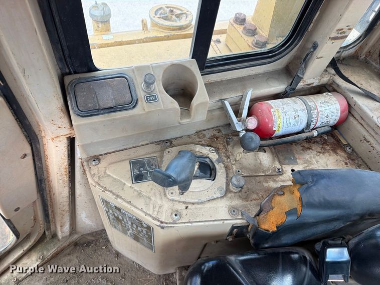 image for item EO8768 1994 Caterpillar D6H dozer