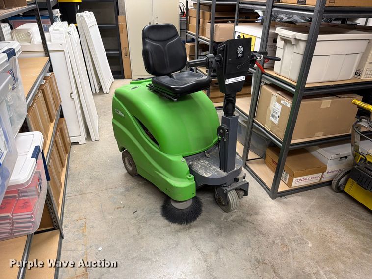 image for item EO8777 2017 IPC 512 Rider ET floor scrubber