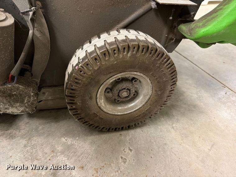 image for item EO8777 2017 IPC 512 Rider ET floor scrubber