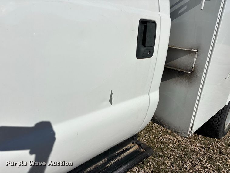 image for item ER3430 1999 Ford F550 XL Super Duty bucket truck
