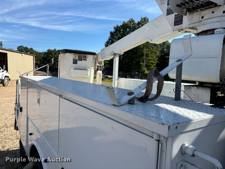 image for item ER3430 1999 Ford F550 XL Super Duty bucket truck