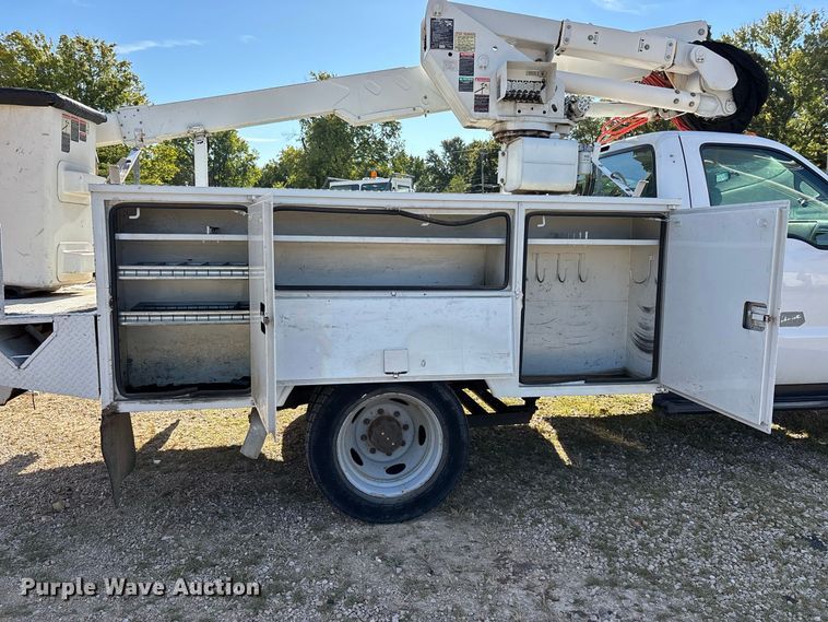 image for item ER3430 1999 Ford F550 XL Super Duty bucket truck