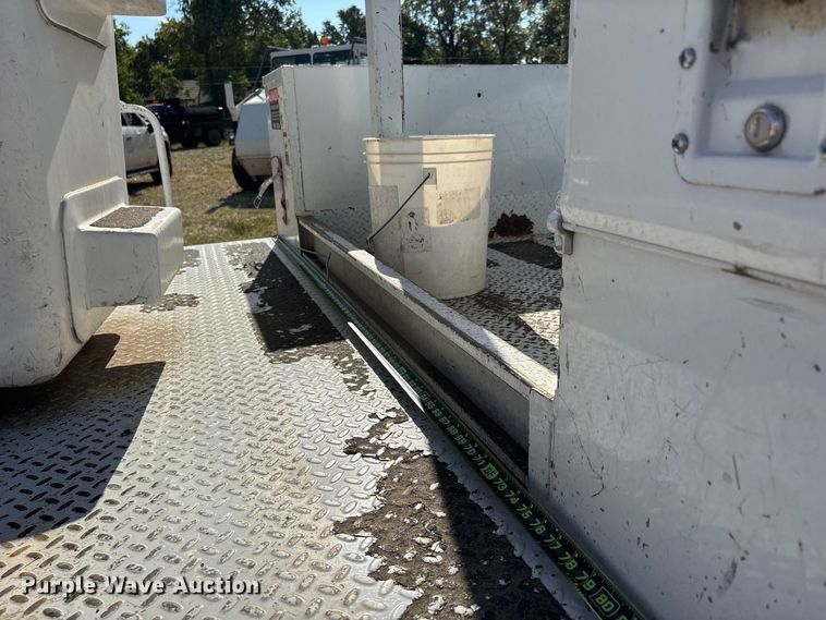 image for item ER3430 1999 Ford F550 XL Super Duty bucket truck