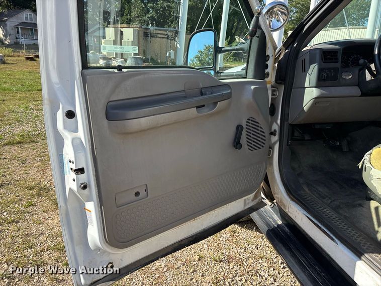 image for item ER3430 1999 Ford F550 XL Super Duty bucket truck
