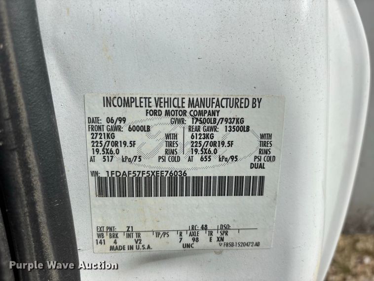 image for item ER3430 1999 Ford F550 XL Super Duty bucket truck