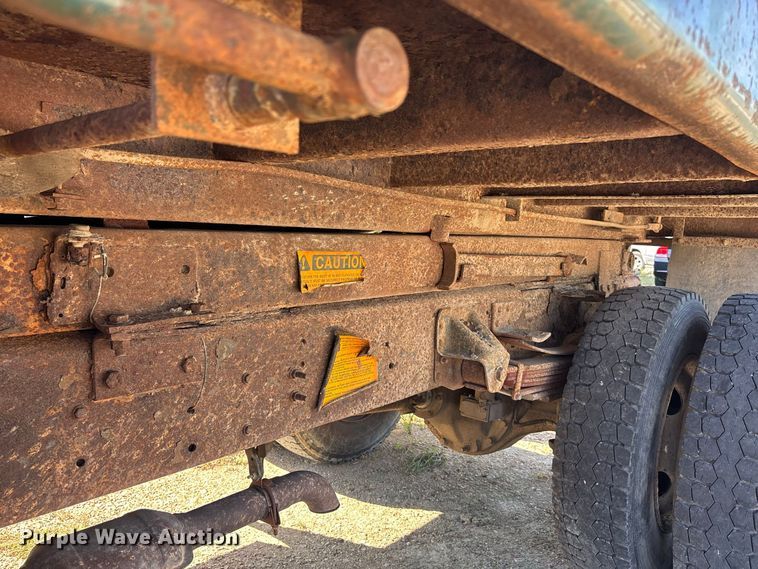 image for item ER3431 2000 GMC C7500 dump truck
