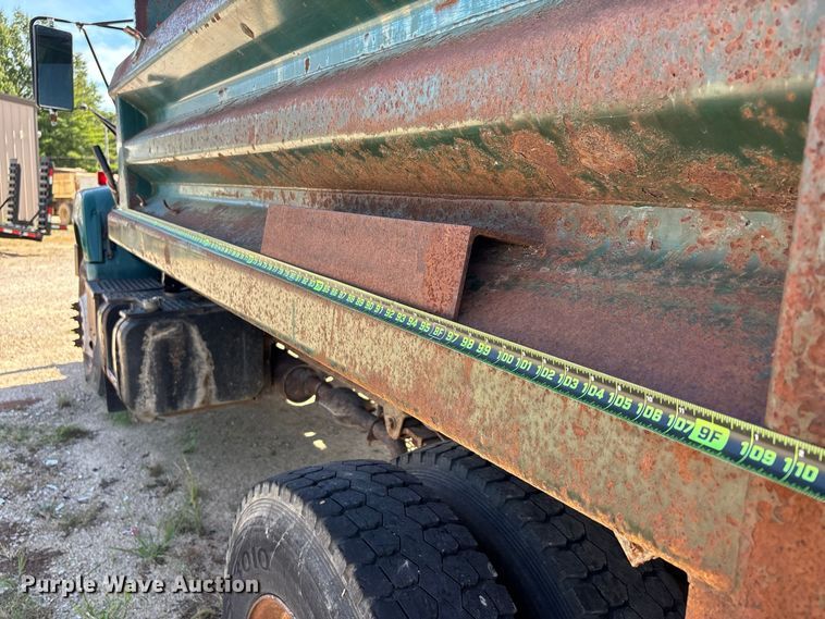 image for item ER3431 2000 GMC C7500 dump truck