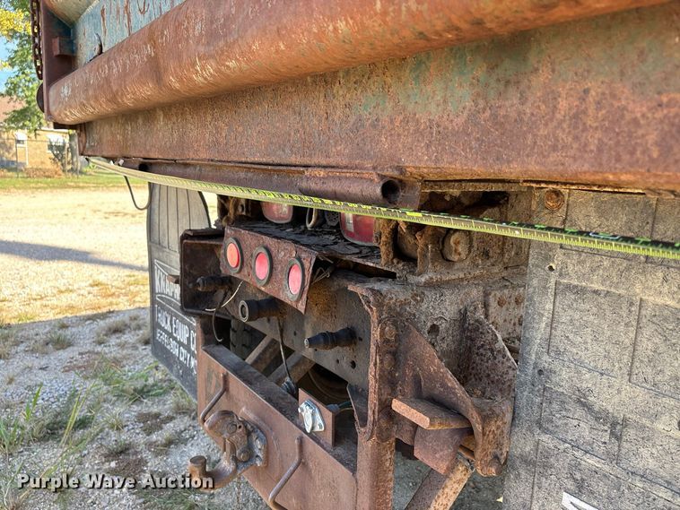image for item ER3431 2000 GMC C7500 dump truck