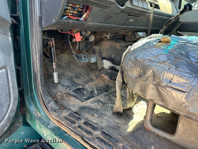 image for item ER3431 2000 GMC C7500 dump truck