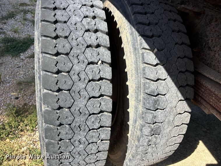 image for item ER3431 2000 GMC C7500 dump truck