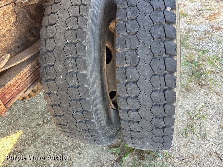image for item ER3431 2000 GMC C7500 dump truck