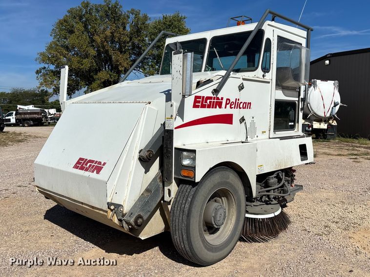 2005 Elgin Pelican Series P street sweeper truck
