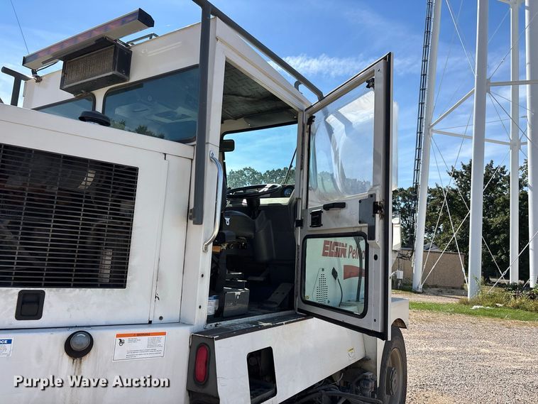 image for item ER3437 2005 Elgin Pelican Series P street sweeper truck