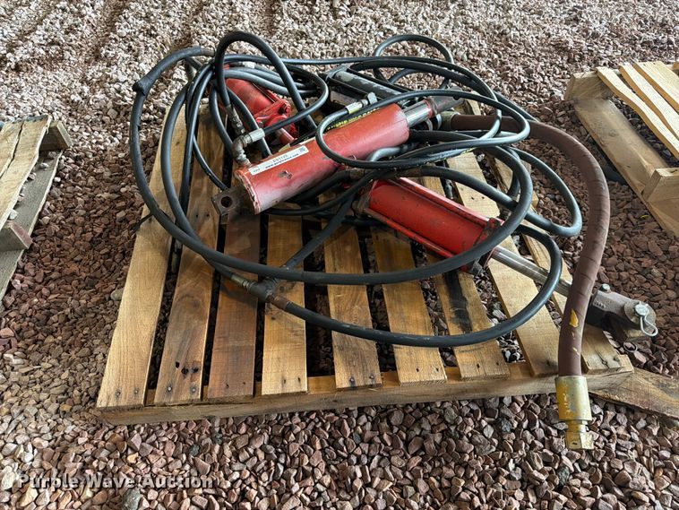 image for item ES1133 (4) hydraulic cylinders