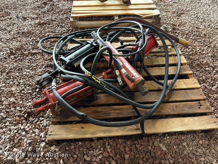 image for item ES1133 (4) hydraulic cylinders