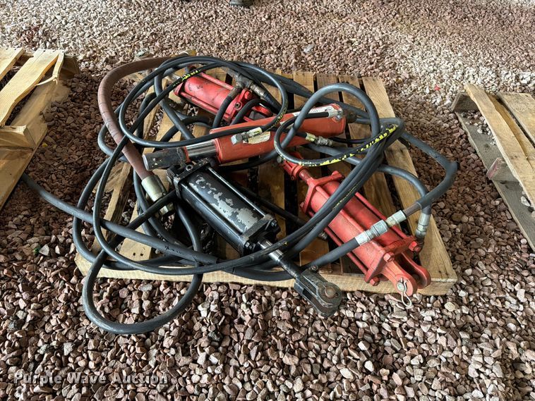 image for item ES1133 (4) hydraulic cylinders