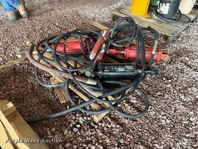 image for item ES1133 (4) hydraulic cylinders