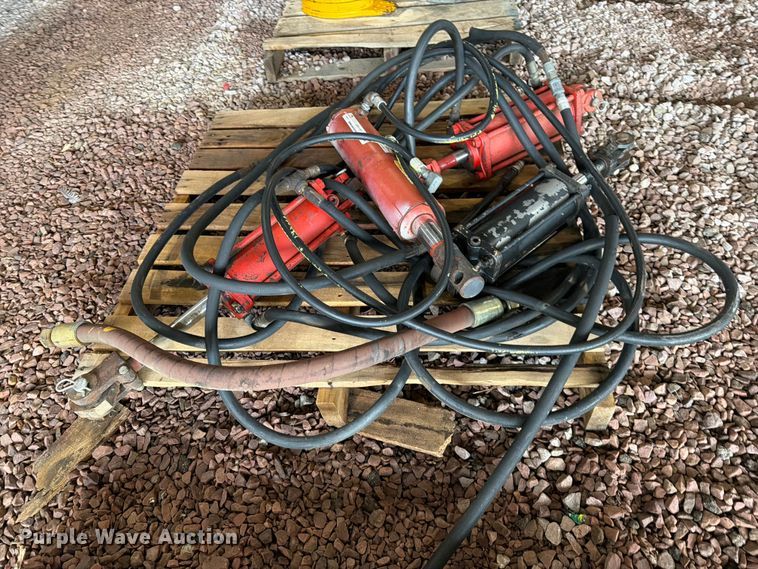 image for item ES1133 (4) hydraulic cylinders