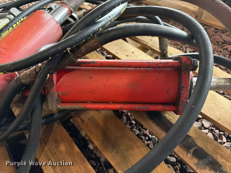 image for item ES1133 (4) hydraulic cylinders