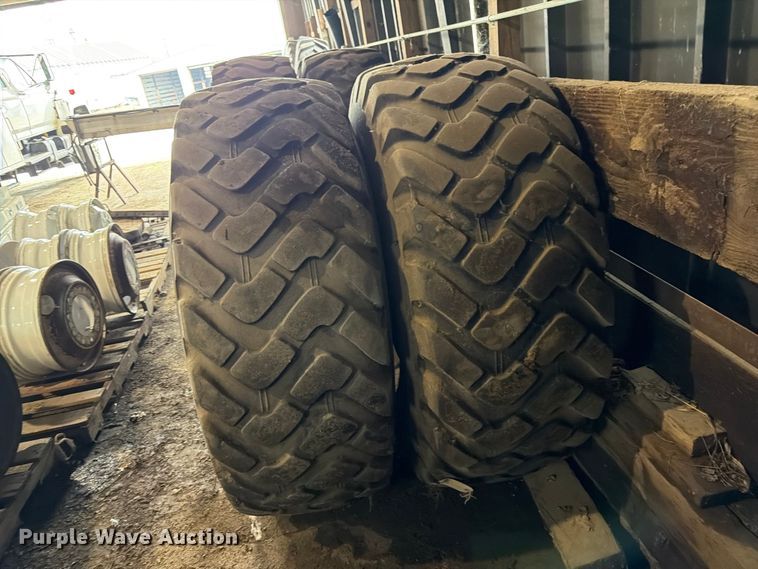 image for item ES1145 (2) Michelin 20.5R25 tires