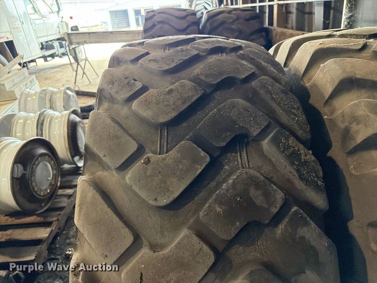 image for item ES1145 (2) Michelin 20.5R25 tires