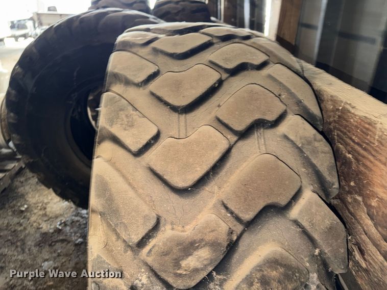 image for item ES1145 (2) Michelin 20.5R25 tires