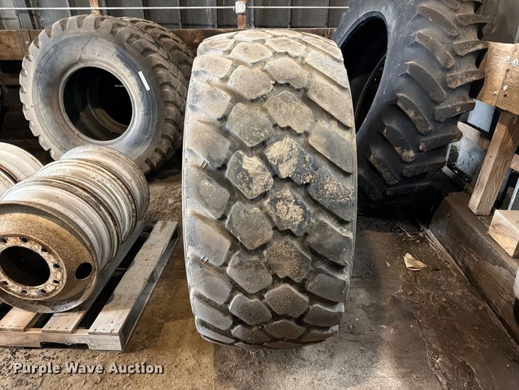 image for item ES1146 Michelin 555/70R25 tire