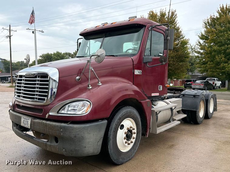 2002 Freightliner Columbia semi truck