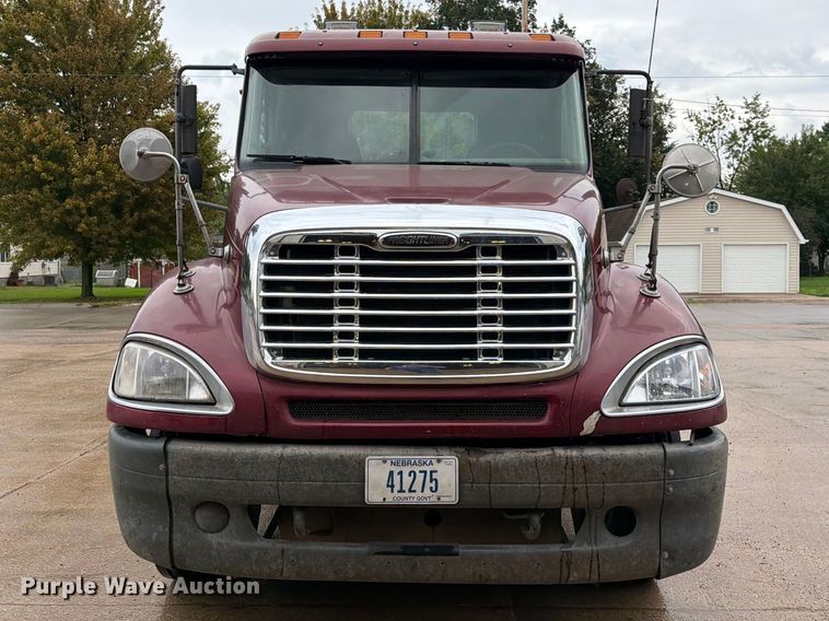 image for item ES1153 2002 Freightliner Columbia semi truck