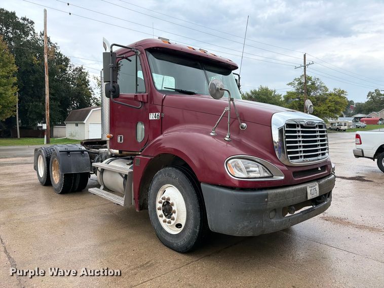 image for item ES1153 2002 Freightliner Columbia semi truck