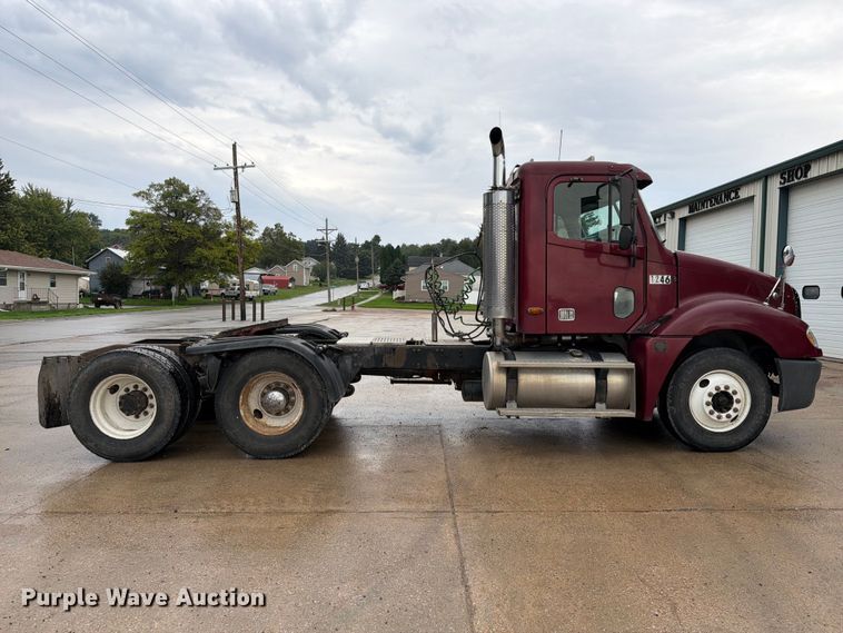 image for item ES1153 2002 Freightliner Columbia semi truck