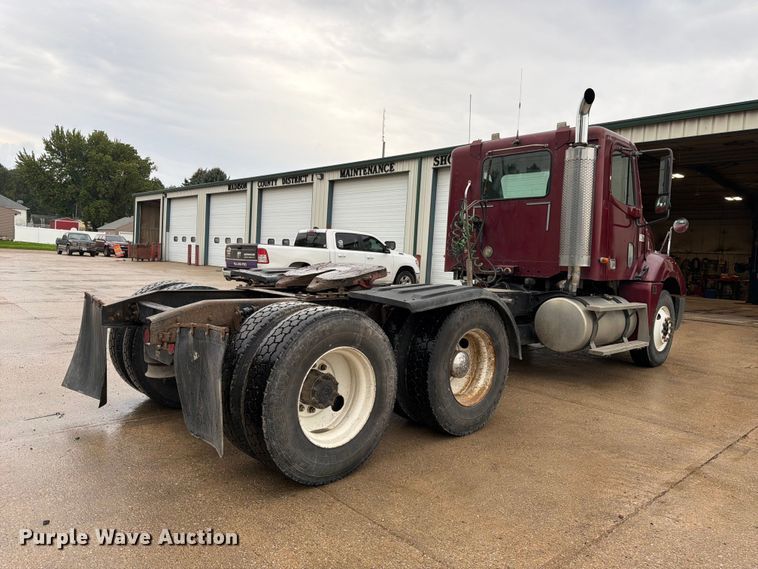image for item ES1153 2002 Freightliner Columbia semi truck