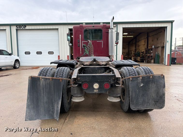 image for item ES1153 2002 Freightliner Columbia semi truck