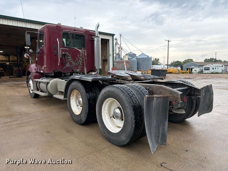 image for item ES1153 2002 Freightliner Columbia semi truck
