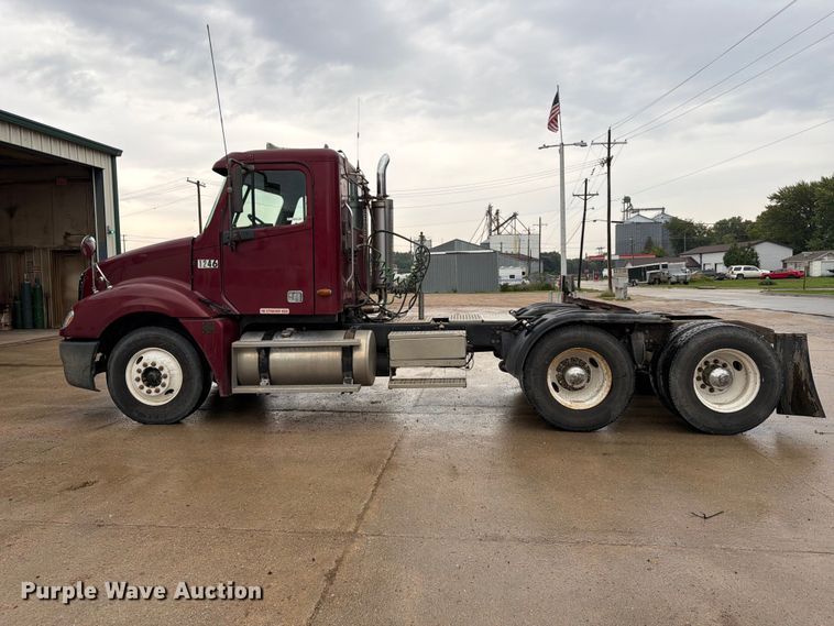 image for item ES1153 2002 Freightliner Columbia semi truck