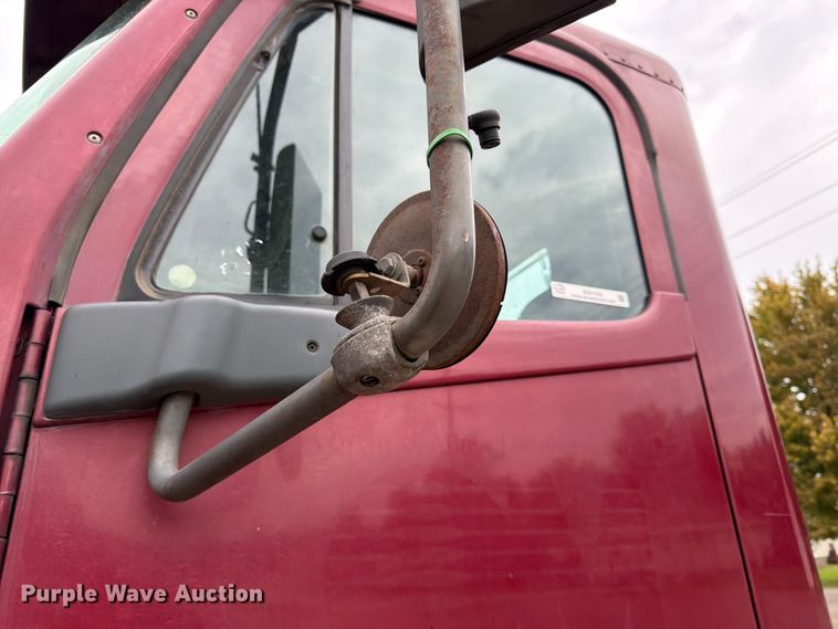 image for item ES1153 2002 Freightliner Columbia semi truck
