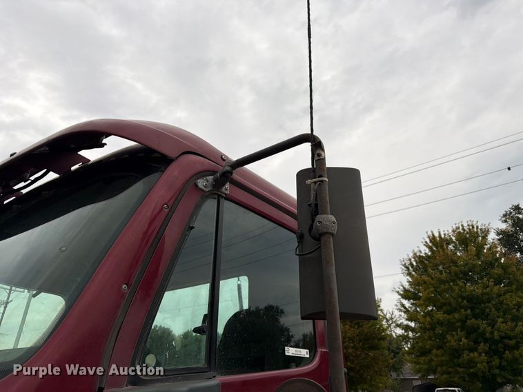 image for item ES1153 2002 Freightliner Columbia semi truck