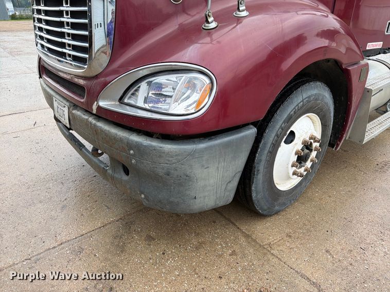 image for item ES1153 2002 Freightliner Columbia semi truck