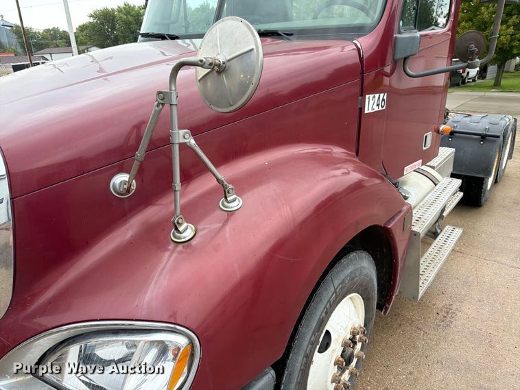 image for item ES1153 2002 Freightliner Columbia semi truck