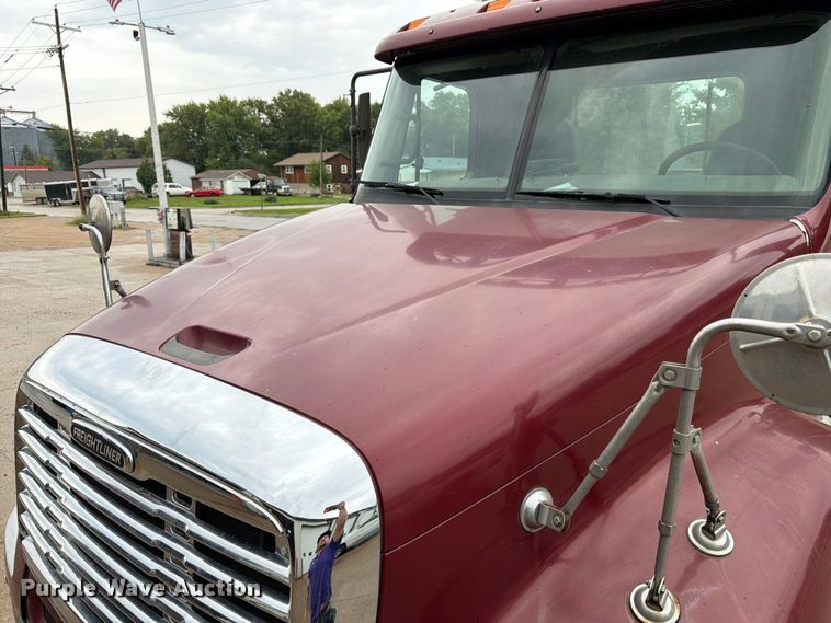 image for item ES1153 2002 Freightliner Columbia semi truck