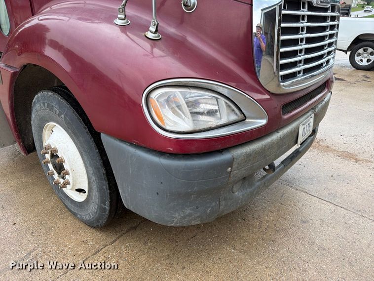 image for item ES1153 2002 Freightliner Columbia semi truck