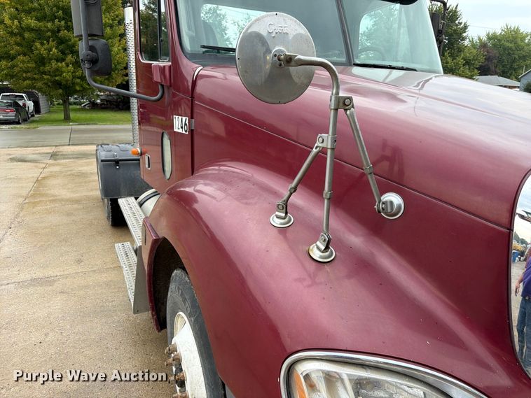 image for item ES1153 2002 Freightliner Columbia semi truck